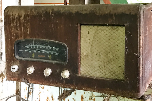 old house home head teacher rural buildin abandoned derelict dilapidated paemako piopio waitomo district waikato newzealand nz vintage radio