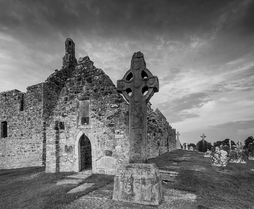ireland sunset church monument graveyard ruins cross clonmacnoise religion shannon celtic offaly monasticsite heritagesite 28913 cooffaly