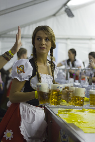 Een serveerster brengt grote pullen bier naar dorstige bezoekers van BoZoktoberFest