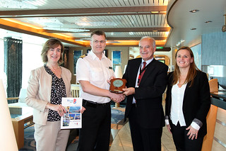 El capitán del "Fram" recibe la metopa por parte de las autoridades portuarias de Bilbao.