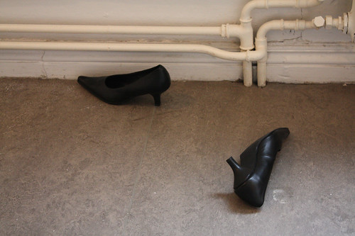 Skorna som använts i fotosessionen följer med in i utställningsrummet.