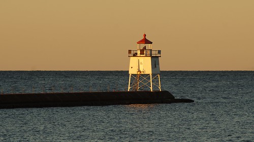 lighthouse sunrise greatlakes lakesuperior sonynex5n leicaleitztelyt200mmf4520cm vacation2013fall
