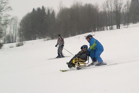 Malý sportovec bojuje s osudem i na lyžích