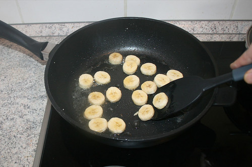 27 - Bananescheiben in Pfanne geben / Put banana slices to pan