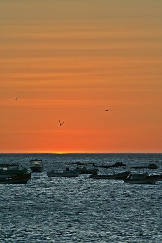 sunset sanjuandelsur nicaragua centroamerica centralamerica sundown dusk eveninglight nightfall boats boatsatanchor orangeglow