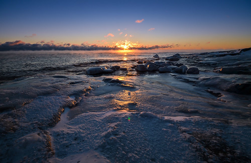 sunset winter freezing cold ice icy sea seashore seascape hazy horizon mist fog rocks suomenlinna helsinki finland