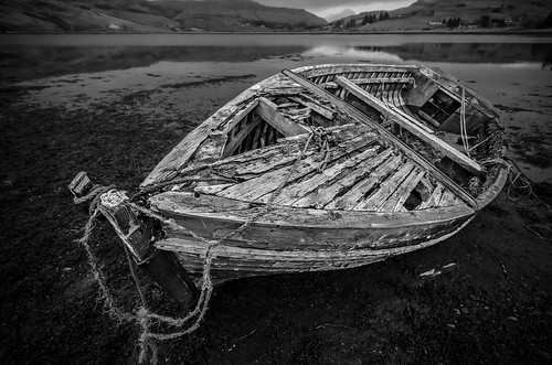 sea blackandwhite bw seaweed skye beach rotting boat nikon isleofskye sigma forgotten shore carbost