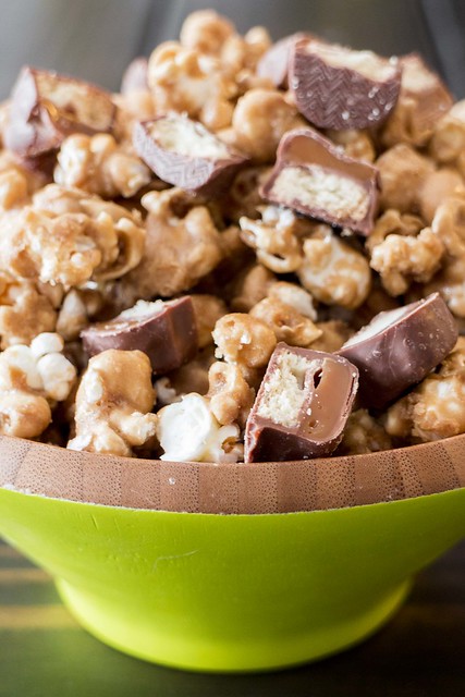 Caramel TWIX Popcorn, perfect for a movie night #snack! 