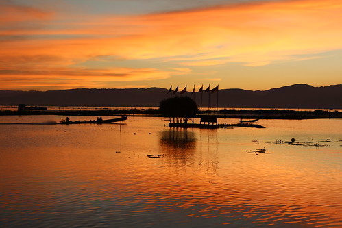 sunset lake water boat asia asien southeastasia burma myanmar inlelake inle asie southeast shan birma indochine freshwater shanstate birmanie taunggyi 2011 nyaungshwe ビルマ carstentenbrink iptcbasic