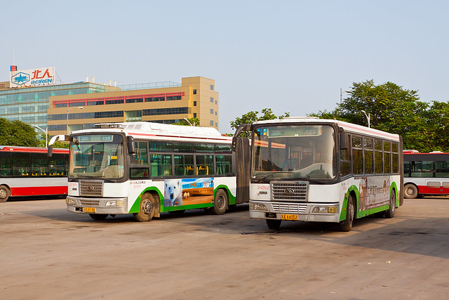 [Buses in Beijing]京华 Jinghua BK6141CNG (2nd-batch) <CNG> BK6180B (2nd-batch) 北京公交集团 BPT #27371 #24262 Front-left at BDA Transport Service Center