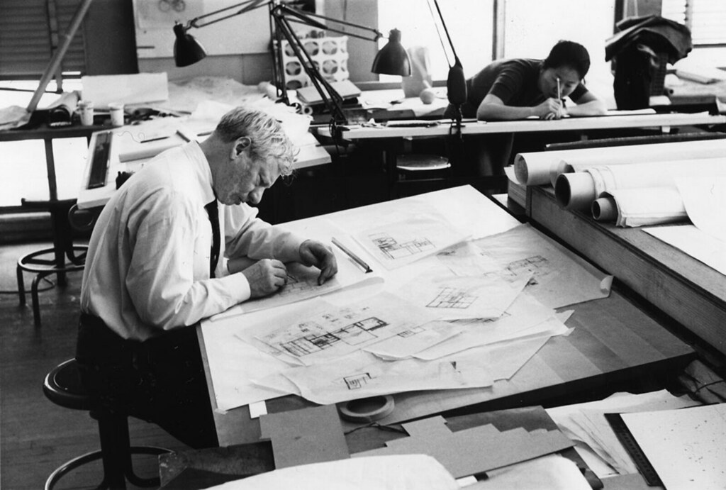 Louis Kahn在辦公室繪製建築圖