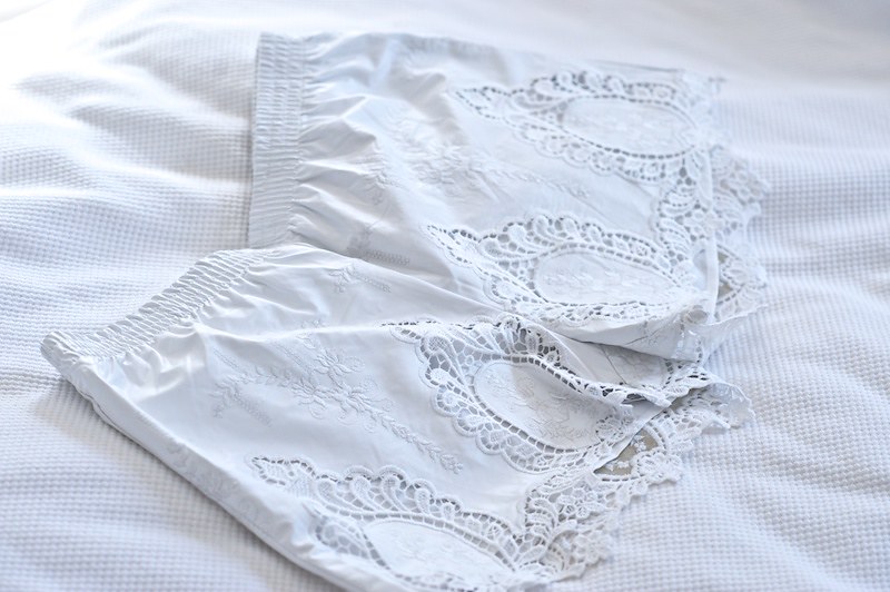 white lace shorts
