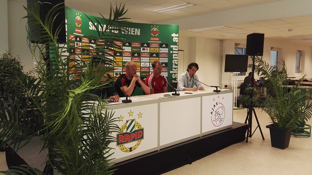 Bei der Pressekonferenz von Trainer Frank De Boer und von Kapitän Davy Klaassen