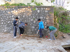 Παιδιά καθαρίζουν τις πηγές στη Βρύση, Ψίνθος