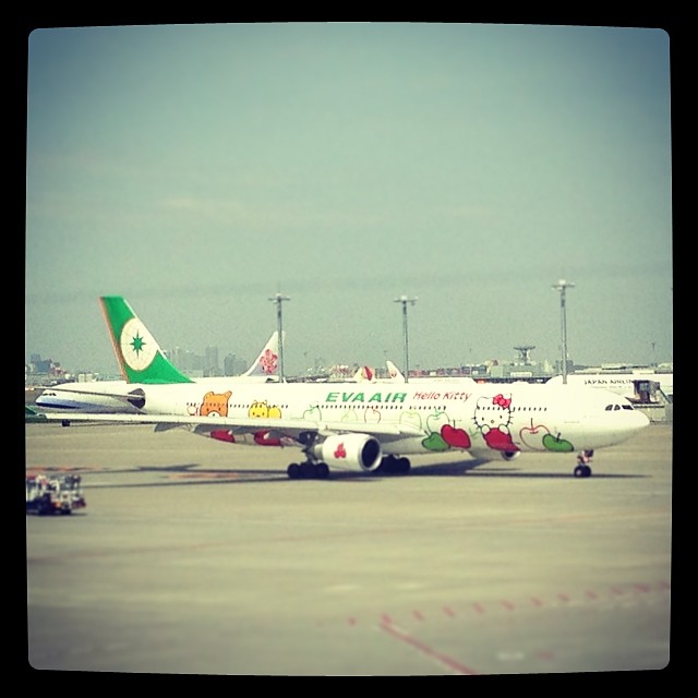 Aviones de Hello Kitty en Haneda. Así. Porque sí. #EvaAir