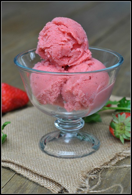 5 Minute Healthy Strawberry Frozen Yogurt 4