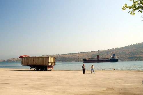 sea sky men port truck harbor ship greece trailer 28mmf28 amfilochia αμφιλοχία θάλασσα λιμάνι ουρανόσ άντρεσ πλοίο καράβι ρυμουλκούμενο νταλίκα