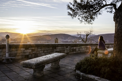 sunset italy girl bench gold golden italia belvedere viewpoint perugia umbria
