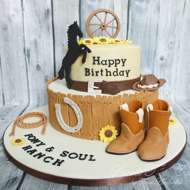 Cake by Sweet Tś Cakes