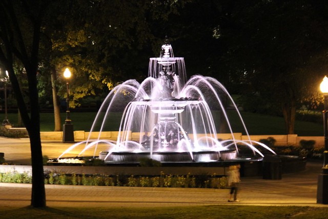Large fountain outside Parlement de Quebec