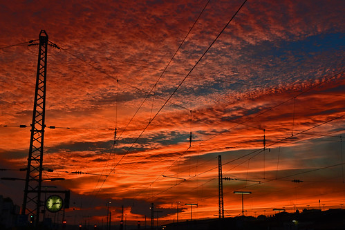 sunset clock clouds germany bayern deutschland bavaria evening abend sonnenuntergang wolken bahnhof railwaystation cables pylons passau uhr masten kabeln nikond3100