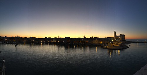porto sunset tramonto trani puglia apulia pouilles old town port skyline duomo cattedrale cathedral città panorama