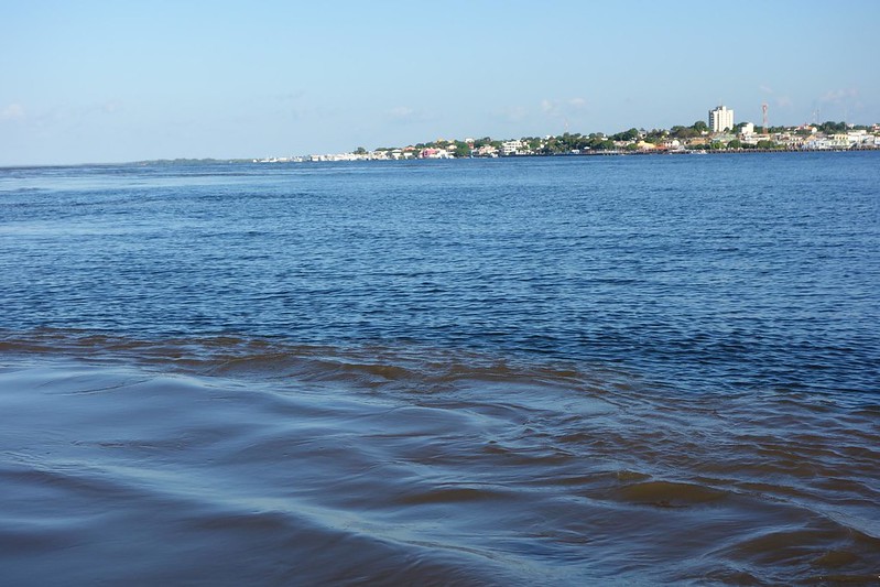 Encontro das águas do Rio Amazonas e do Rio Tapajós em Santarém, Pará Brasil