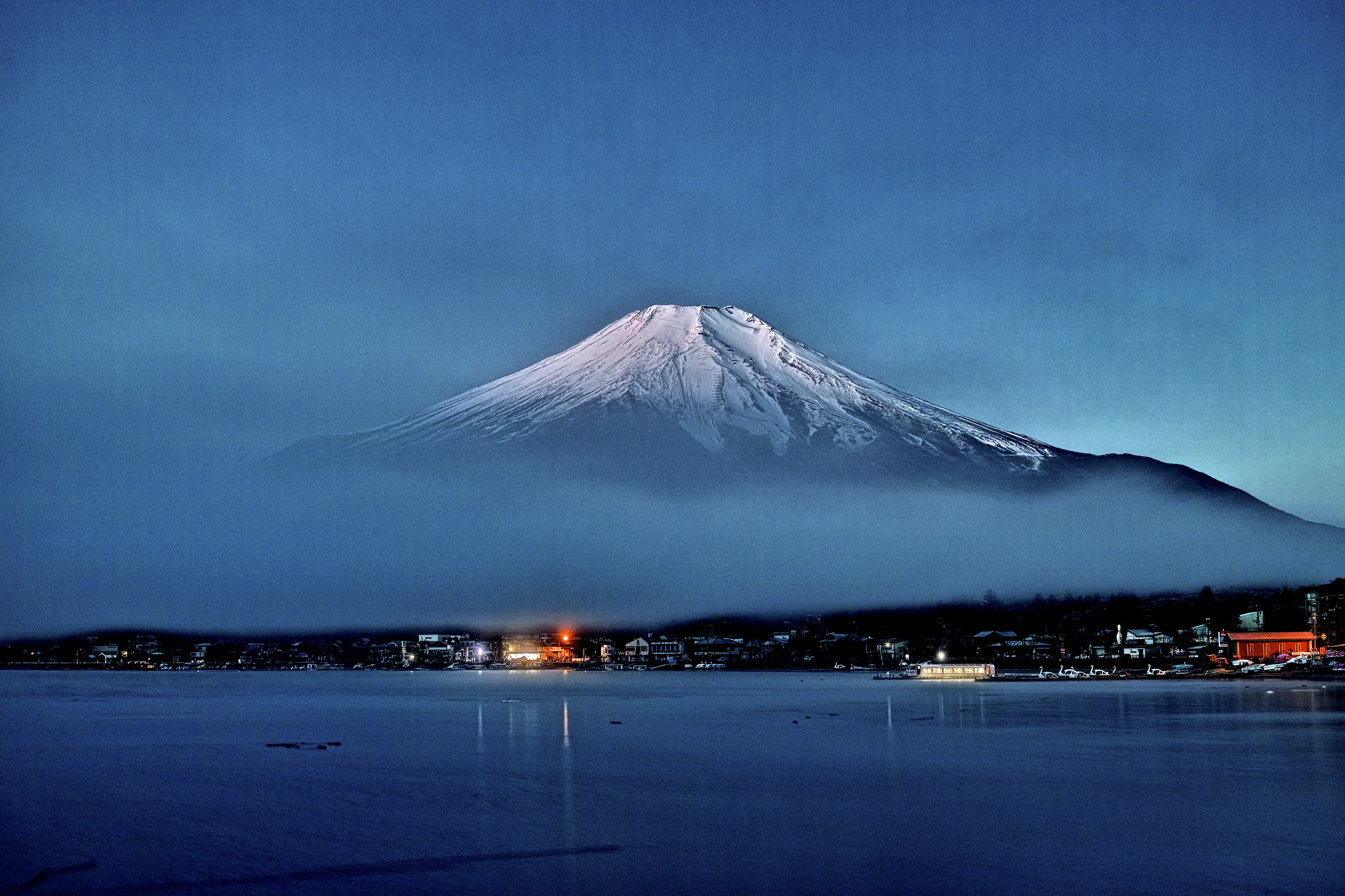 Фудзияма работа. Вулкан Фудзияма в Японии. Токио гора Фудзияма. Гора Фудзисан. Гора Фудзи в Японии.