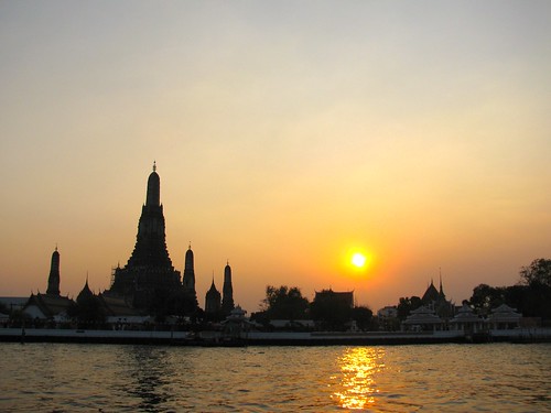 El sol se esconde a un costado del Wat Arun