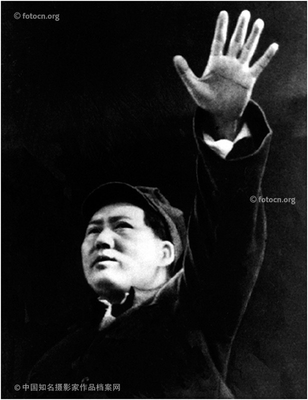 1943年11月29日，毛泽东在招待陕甘宁边区劳动英雄大会上作《组织起来》的报告。