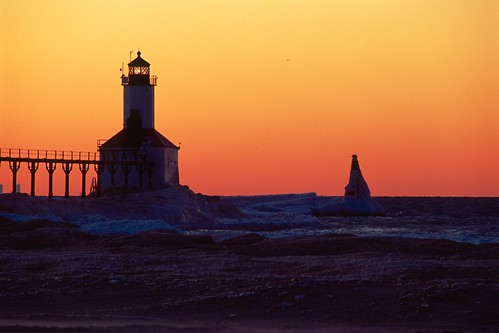 sunset lighthouse ice lakemichigan greatlakes nikonf5 nikkor300mmf4af fujichromevelvia100rvp tetenalcolortece63bathkit