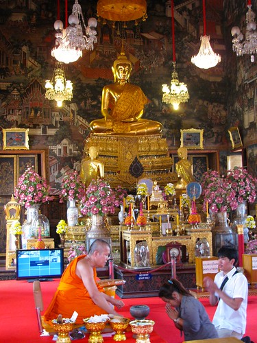Monje realizando bendiciones en templo del Wat Arun