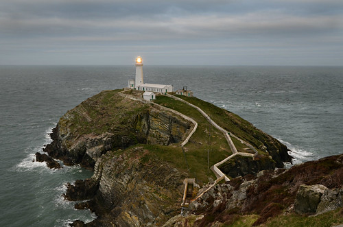 sea lighthouse wales rocks flashing anglesey southstack