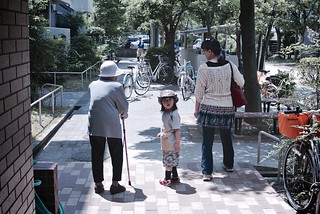 Photo:SAKURAKO goes in to meet her great-grandmother. By:MIKI Yoshihito (´･ω･)
