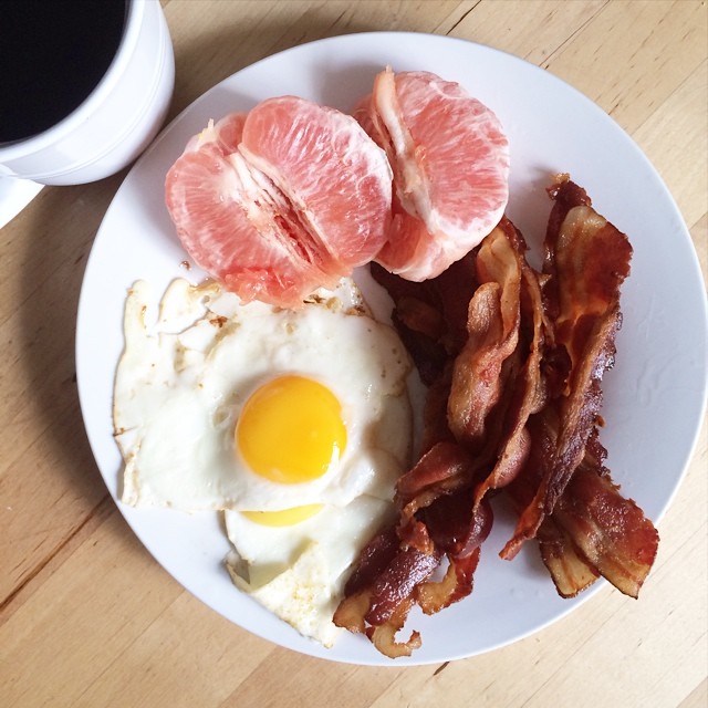Day 15, #Whole30 - breakfast (eggs, bacon, grapefruit, black coffee)