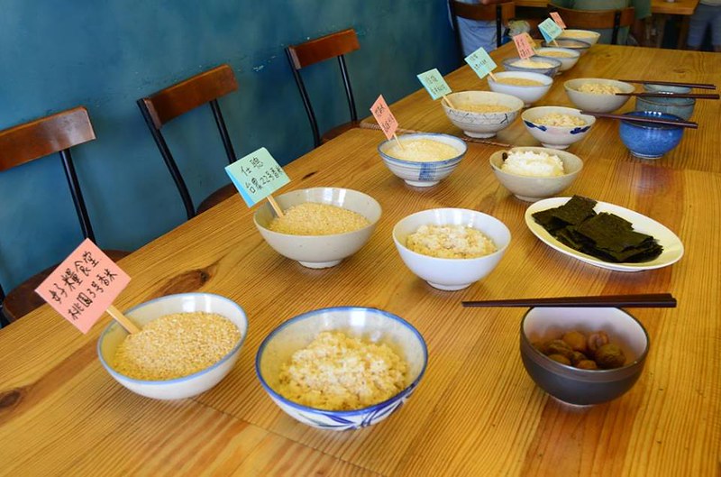 現場展示8位農友種植的米，包括桃園3號香米、台農22號香米、台秈10號等，提供了生米版及煮熟版，配上海苔、豆腐乳、醃哈密瓜等簡單小菜，讓與會者可以吃到米飯的真實滋味。攝影：葉品妤。