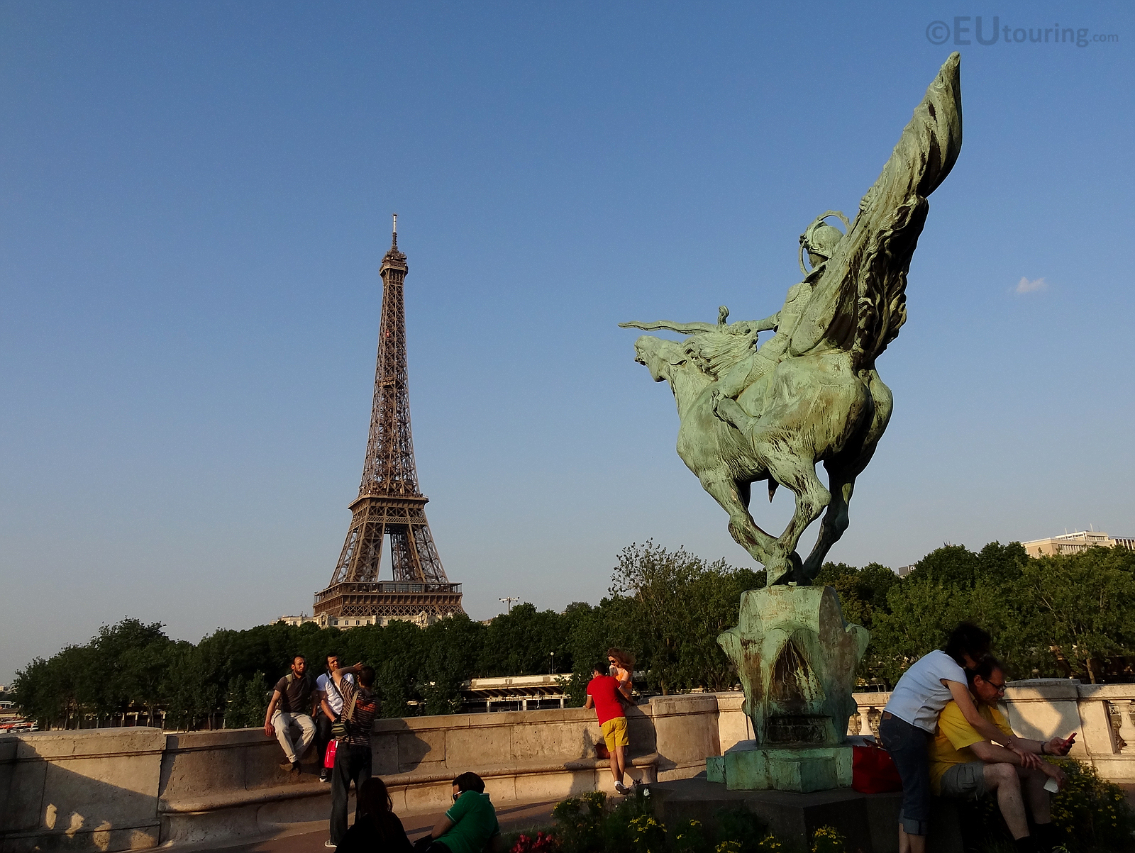 Statue along Bir-Hakeim and the Eiffel