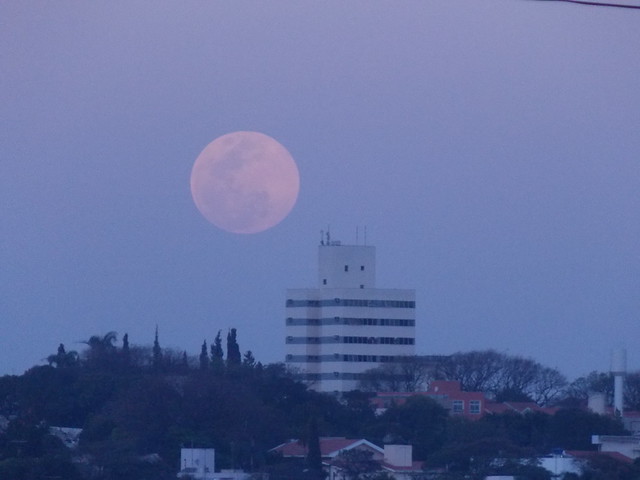Super Lua sobre o centro da cidade