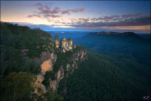 park new blue trees sunset mountains rock wales sisters canon gum evening three nationalpark twilight sandstone view dusk south tripod australia bluemountains cliffs erosion national nsw threesisters 5d layers eucalyptus geology coal sedimentary 1740mm bedding gndfilter