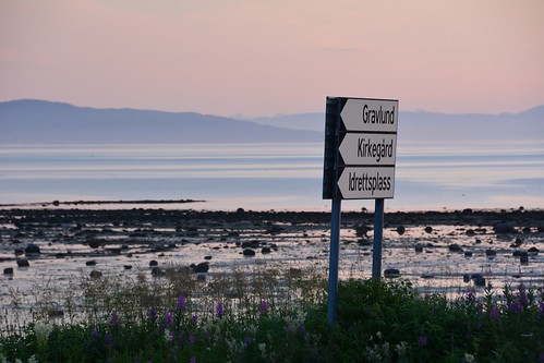 ocean sunset sign norway norwegen schild roadsign fjord midnightsun wegweiser mitternachtssonne