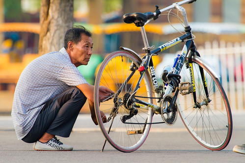 china street travel people urban men tourism bike bicycle cn asian photography fav50 squat 7d 中国 旅游 中國 canon100400 人 jilin 摄影 sml 攝影 dongbei fav10 fav25 canonef100400mmf4556lisusm seeminglee smlprojects 李思明 smluniverse canoneos7d canon7d smlphotography flickrstats:views=10000 smltravel sml:projects=chinatourism sml:travel=dongbei