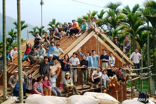 2003南投潭南協力造屋的夥伴們。圖片提供：汗得學社