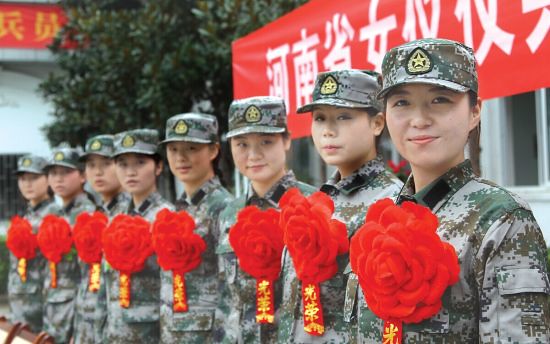 8名河南女新兵入选三军仪仗队