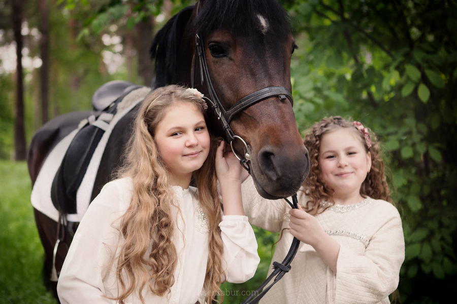 Семейная фотосессия в парке с лошадью