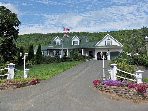 flowers summer house novascotia august flags acadia annapolisvalley canona720 58348mm mikofox