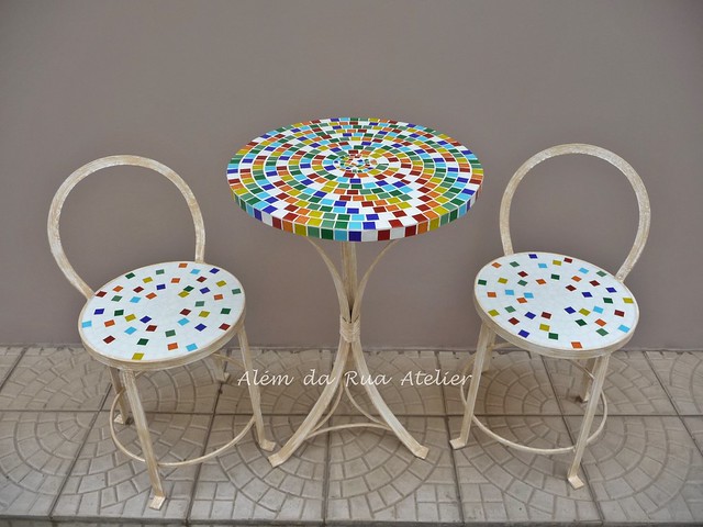 Mesa e bancos de mosaico