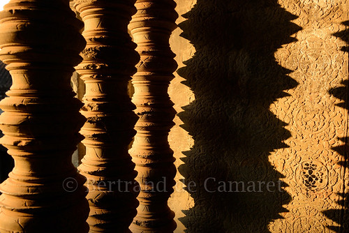 sunset shadow sculpture art stone cambodge cambodia pierre ngc carving ombre unesco asie siemreap angkor coucherdesoleil nationalgeographic pilier archeologie gravure bertranddecamaret