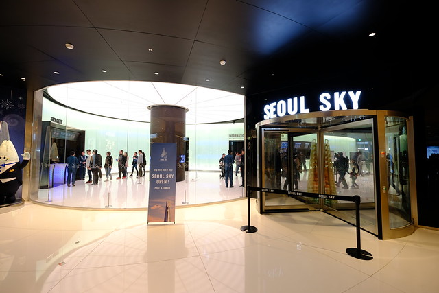 【韓國景點】2017首爾最新地標～4/3開幕的Seoul Sky樂天世界塔！118層世界最高透明觀景台、世界最長傳輸距離、世界最快雙層電梯，來這直接達成三項世界紀錄！(內有門票交通資訊+瞭望台夜景炸圖照喔） @強生與小吠的Hyper人蔘~
