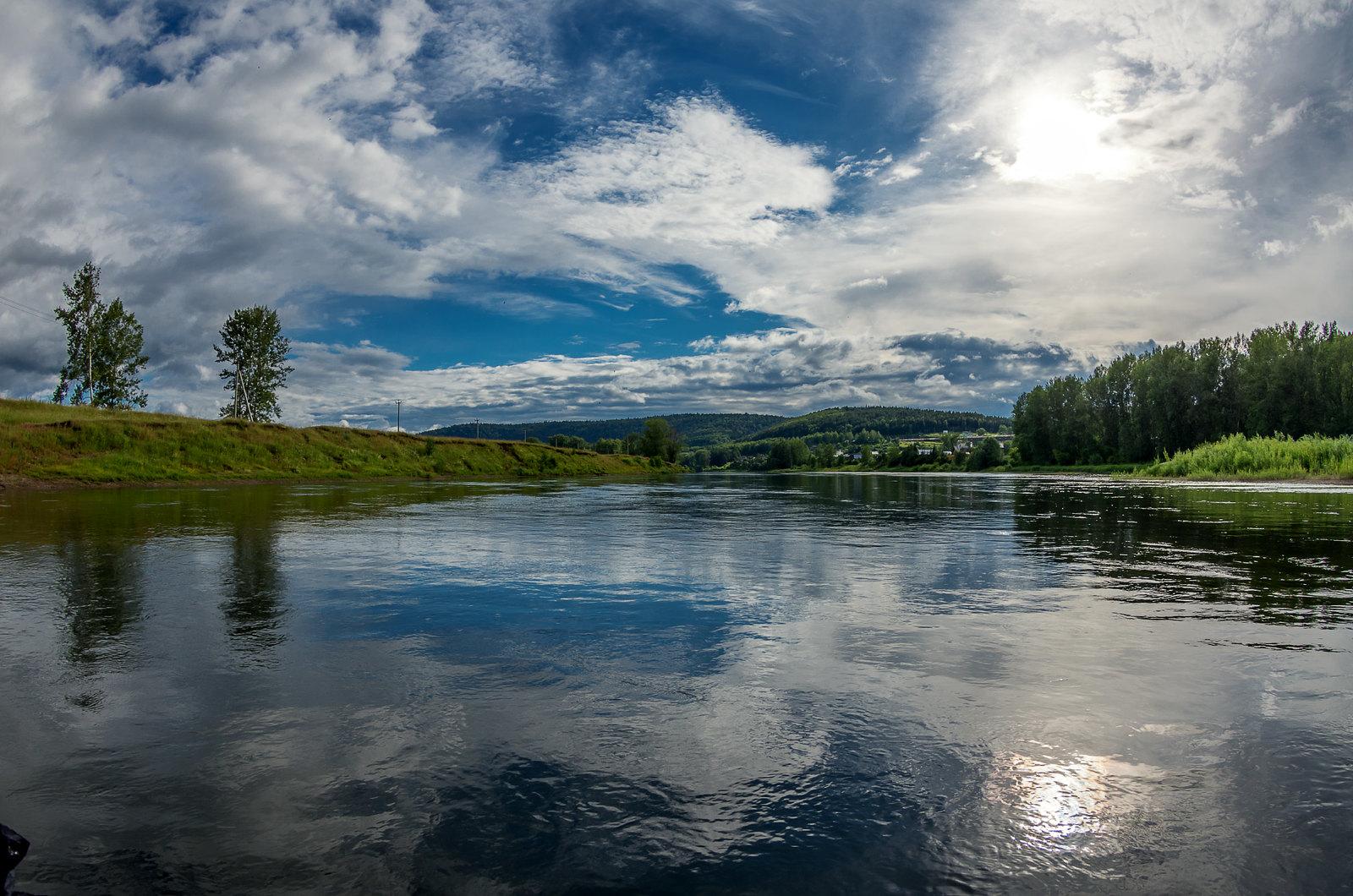 Облака в реке поющие. Облака в реке. Отражение в реке. Отражение облаков в реке. Река Уфа.