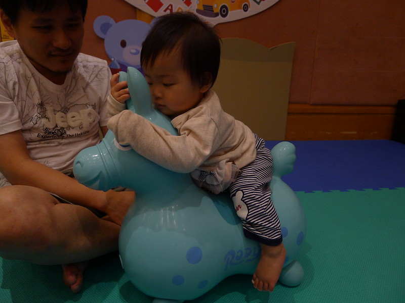 1030720太平洋SOGO~嬰兒與母親－寶寶趣味運動會～抓周大典~(再2天就九個月囉)